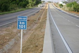 Caminhões tombam em rodovias de AL e uma pessoa fica ferida