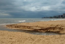Mancha volta a aparecer em mar de Jatiúca após chuvas