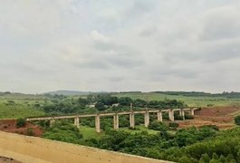 Prefeitura abre vala para impedir acesso à ponte onde jovem foi arremessada