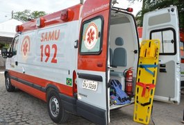 Colisão de moto em carro na contramão deixa jovem ferido na AL 115