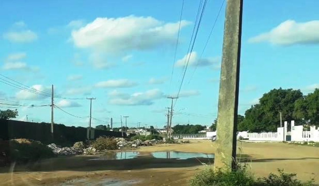 Rua do Cemitério Santo Antônio em Arapiraca vira ponto de descarte de entulho de construção e lixo