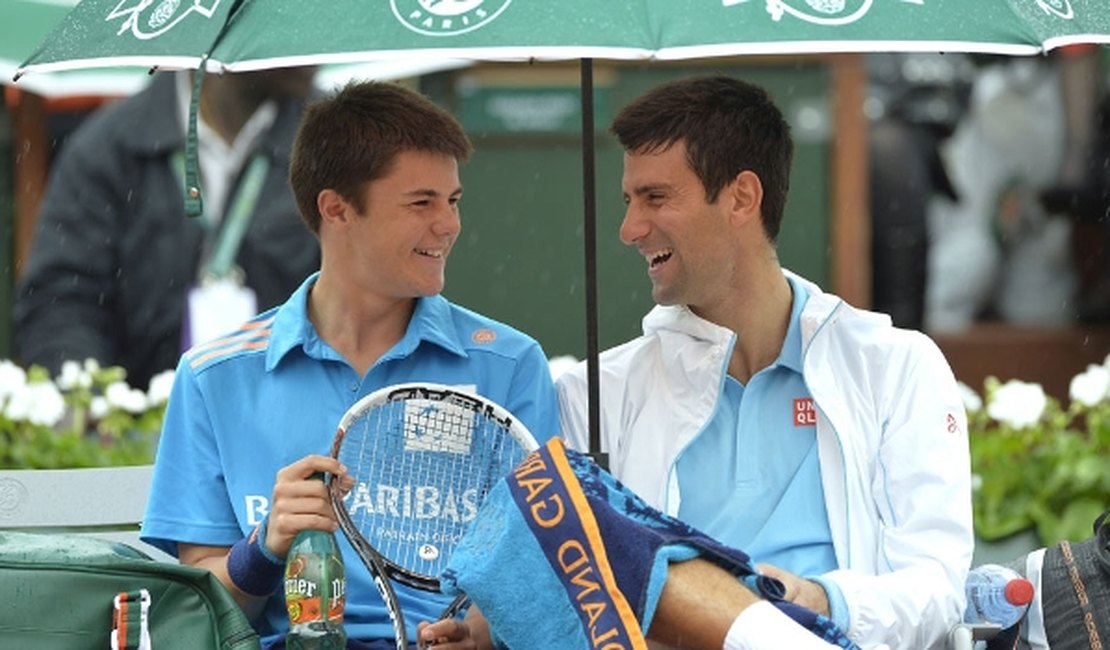 Chuva atrapalha, mas Djokovic sobra, vira 'parça' de boleiro e vence estreia