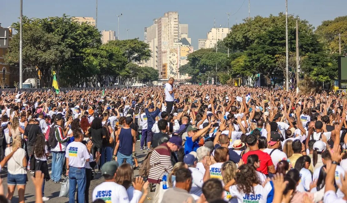 No dia de Corpus Christi, milhares de fiéis participam da marcha pra Jesus em São Paulo; assista