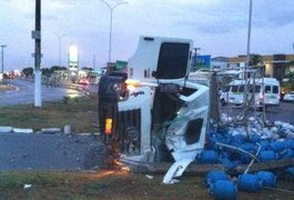 Caminhão carregado com botijões de gás tomba e afeta sistema de energia elétrica em Arapiraca