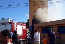 Princípio de incêndio atinge depósito de armazenamento de peixe em Maceió