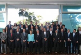 Aos governadores, Dilma diz que País tem condições de se recuperar