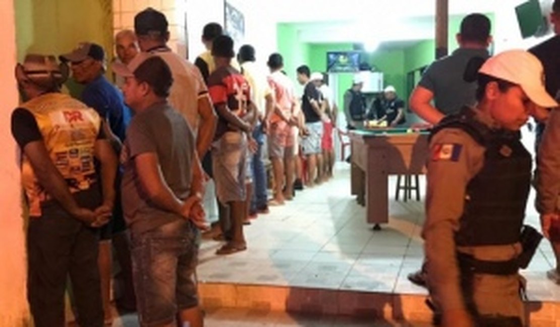 Operação policial faz revista em clientes de bares e outros estabelecimentos no interior de AL