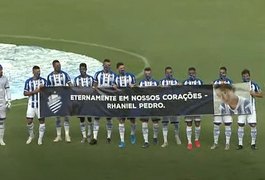 Menino Rhaniel é homenageado no Rei Pelé durante partida do CSA e CRB