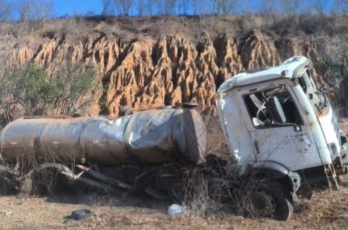 Motorista salta de caminhão antes de veículo despencar por ribanceira, na Serra das Pias