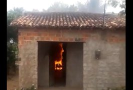 Vídeo. Mulher tenta queimar abelhas e incendeia residência, no Agreste alagoano