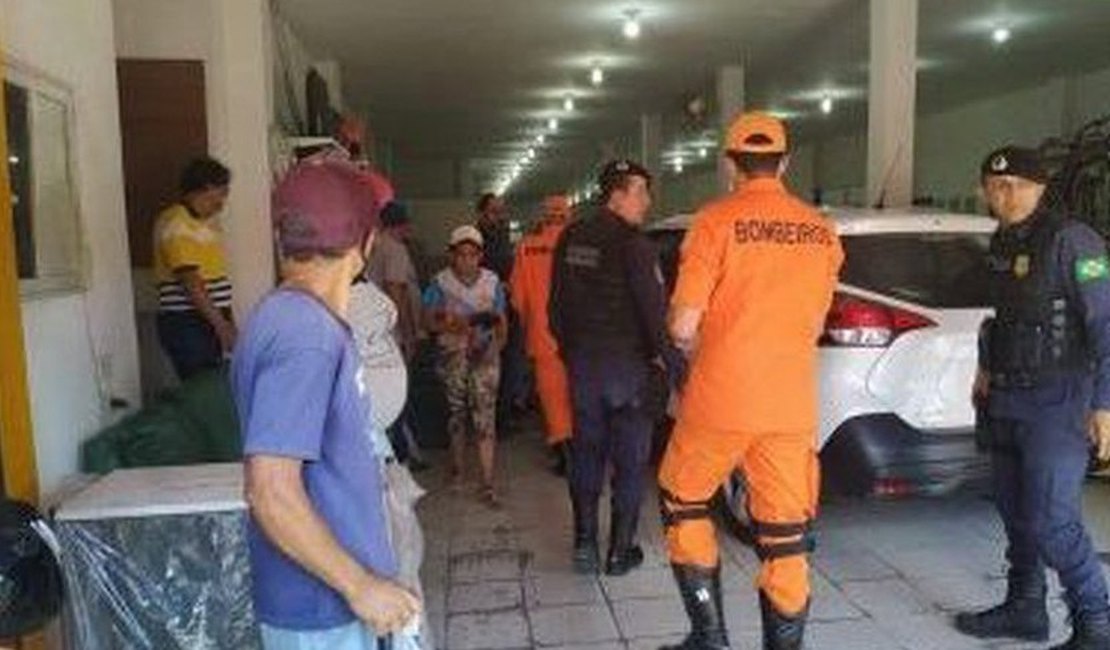 Motorista se atrapalha com carro automático, invade loja e deixa duas pessoas feridas, no Agreste