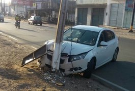 Colisão de carro em poste danifica rede elétrica no bairro Brasília, em Arapiraca
