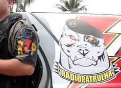 Homem é preso por desacato e por danificar viatura da PM, na Canafístula, em Arapiraca