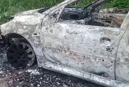 Carro é encontrado carbonizado em estrada vicinal, perto do viaduto da AL 220, em Arapiraca