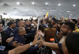 Manifestantes confrontam segurança para entrar em área restrita