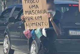 Mãe de menina que trocava máscara por comida no Rio consegue emprego após imagem viralizar