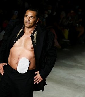 Luciano Szafir surpreende público ao desfilar na SPFW com bolsa de estomia