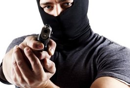 Criminosos armados assaltam loja da Rua Sertanejo Alagoano, em Arapiraca