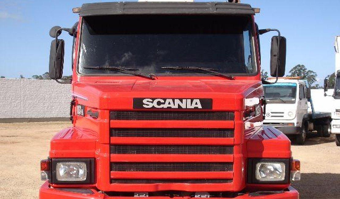 Criminosos armados rendem motorista e roubam carreta Scania em Arapiraca