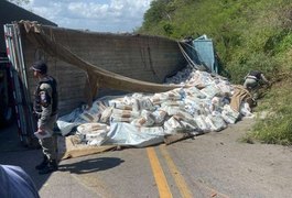 Motorista morre após caminhão carregado de sal tombar na Serra das Pias, em Palmeira dos Índios