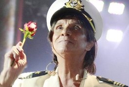Roberto Carlos se apaixona por jovem vizinha e tenta conquistá-la com flores e mensagens