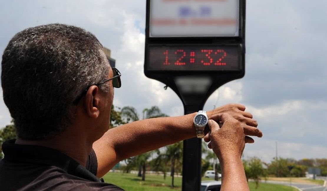 Horário de Verão começa neste domingo em três regiões do país