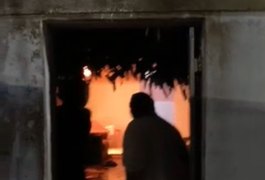 Polícia prende jovem suspeita de matar a própria mãe em incêndio criminoso em Arapiraca