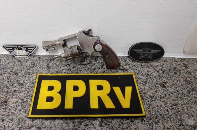 Após se envolver em acidente na AL-220, condutor de cinquentinha é flagrado com revólver, em Arapiraca