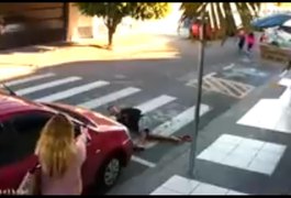 Vídeo. Policial de folga, mãe mata ladrão armado em frente a uma escola com crianças