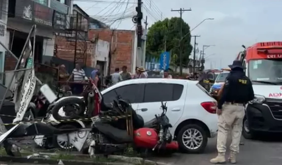 Carro desgovernado invade calçada, atinge veículos e derruba poste na BR-101