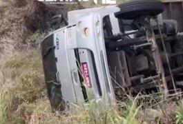 Caminhão tomba na AL-220 próximo ao Trevo de Olho d’Água das Flores
