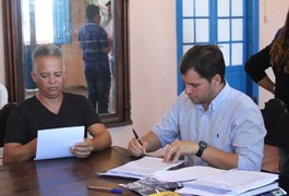 Prefeito e empresários assinam termo para reabertura de barracas da Praia do Francês