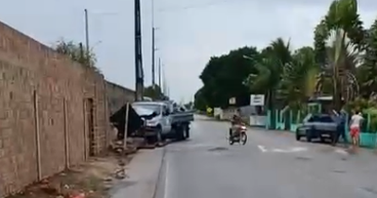 Caminhão sai da pista e colide contra muro de imóvel em Lagoa da Canoa