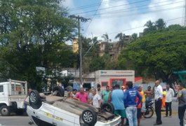 Após acidente, táxi capota e deixa trânsito lento em Maceió