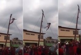 Vídeo: Ator cai da cruz durante encenação da Paixão de Cristo