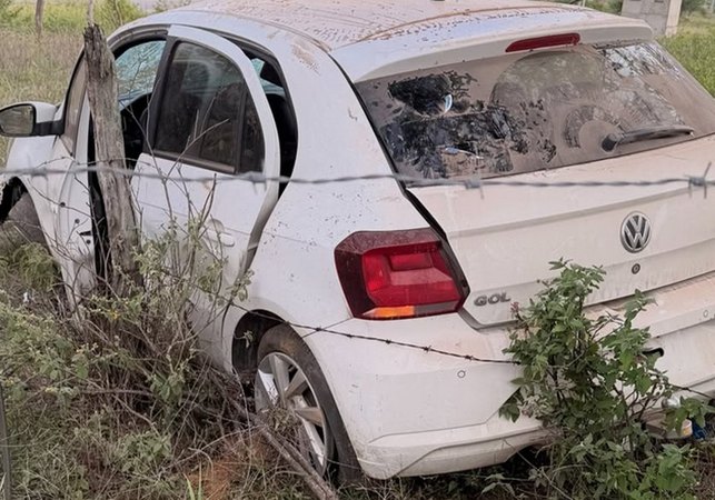 Carro capota e para às margens da AL-130, entre Ouro Branco e Maravilha