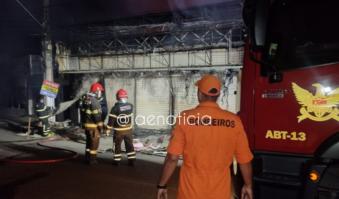 VÍDEO: Loja de equipamentos eletrônicos é destruída por incêndio no Centro de Arapiraca