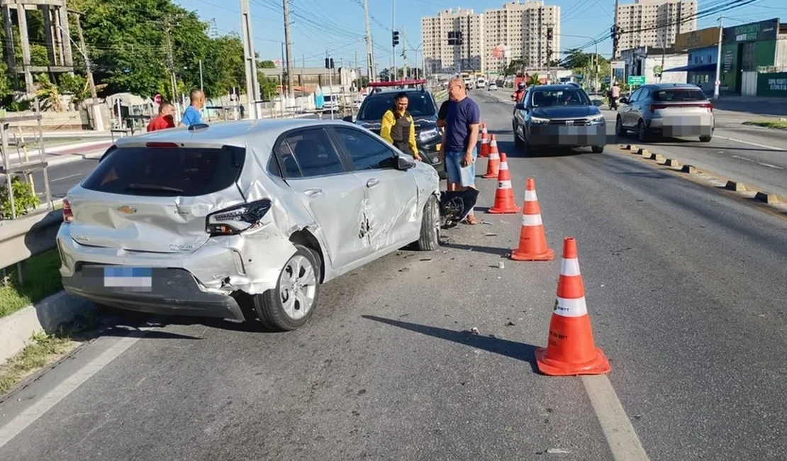Colisão entre caminhão e carro é registrada na Avenida Menino Marcelo, na parte alta de Maceió