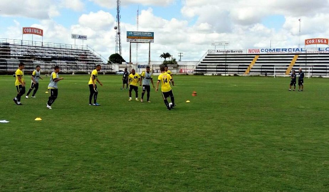 Recém apresentado, técnico Betinho realiza seu primeiro treino no alvinegro arapiraquense