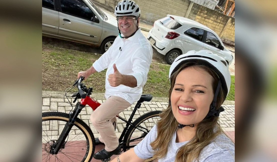 Prefeito Luciano Barbosa anda de bicicleta com Gilka Mafra na Ciclovia do Trabalhador