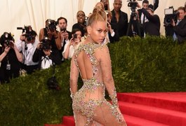 Beyoncé usa look completamente transparente no baile de gala do MET