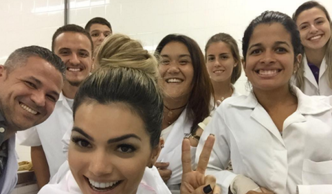 Kelly Key é flagrada colando em prova da faculdade