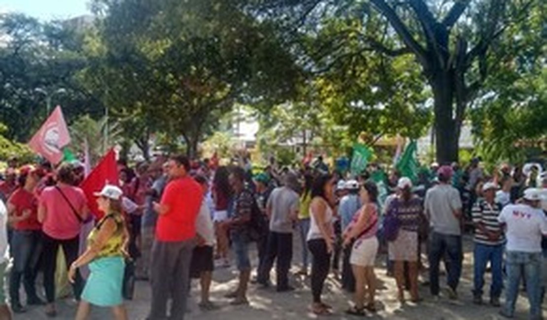 Movimentos sociais realizam protesto contra presidente interino Michel Temer