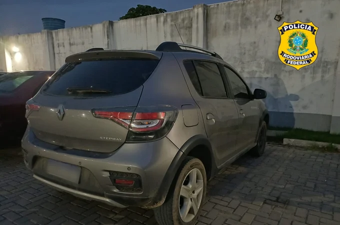 PRF prende foragido da justiça por homicídio dirigindo carro clonado em Rio Largo