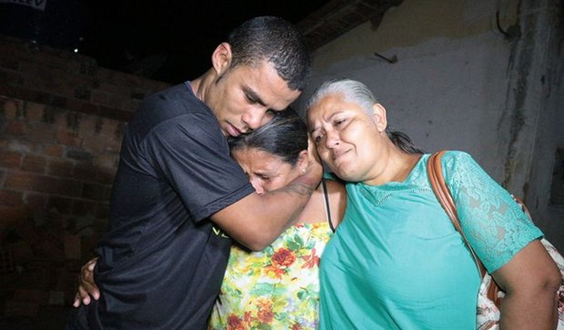 Mãe e filho se reencontram após 23 anos, em Piaçabuçu, Alagoas