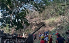 Imagens mostram acidente grave de ônibus que caiu de ribanceira na Serra da Barriga