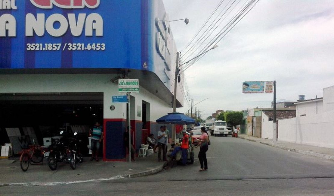 Colisão deixa mulher ferida no centro de Arapiraca