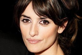 Penélope Cruz tira parte de cima do biquíni para tomar sol