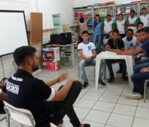 Jogadores do ASA dão palestra na Escola Tibúrcio Valeriano, em Arapiraca