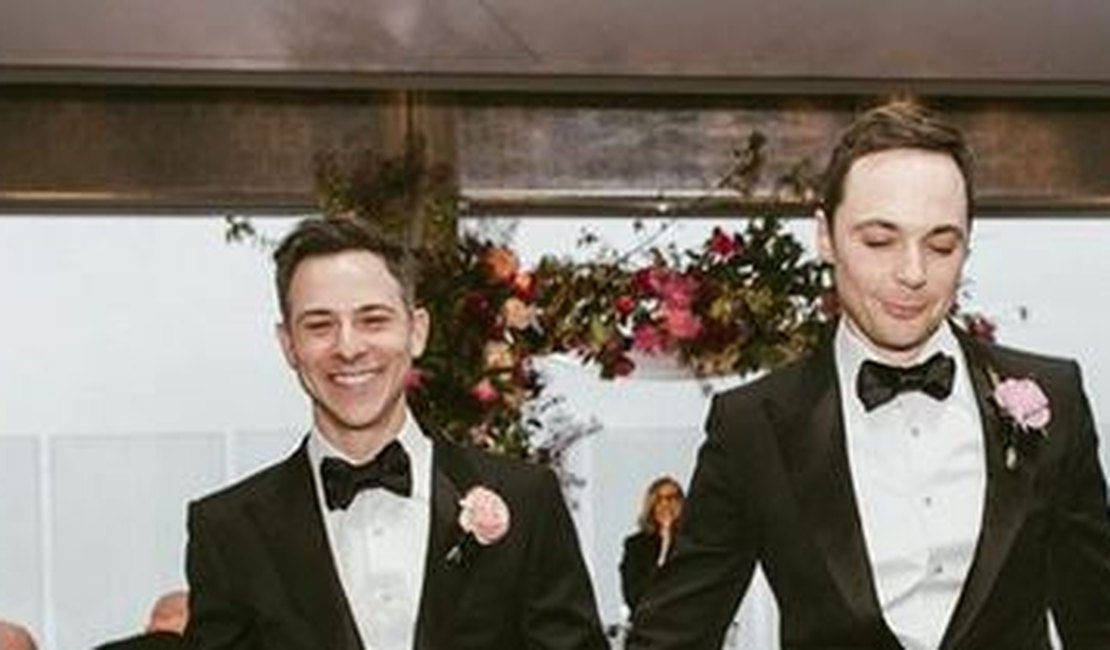 Jim Parsons, o Sheldon de Big Bang Theory, oficializa união com Todd Spiewak